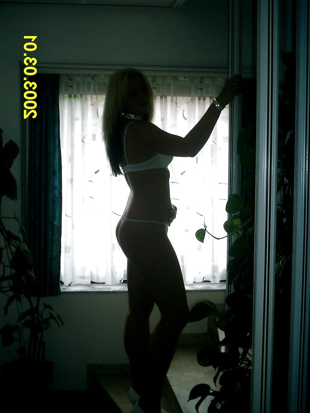 25P Amateur blonde GF posing