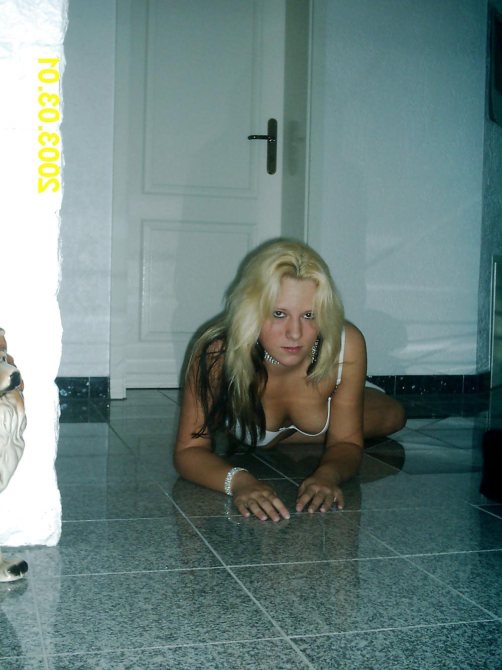 25P Amateur blonde GF posing