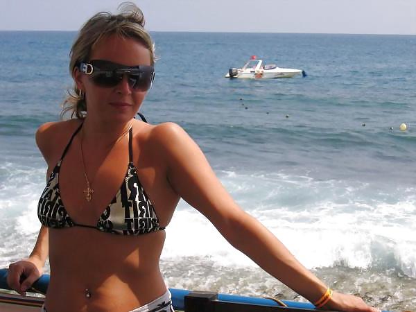 25P Amateur chicks in Bikini p1
