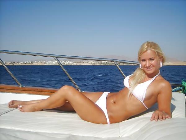 25P Amateur chicks in Bikini p1
