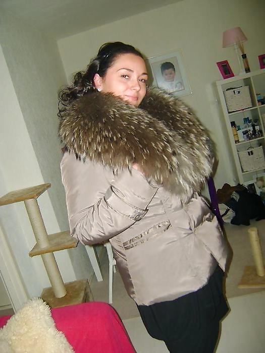 25P Amateur girls in fur