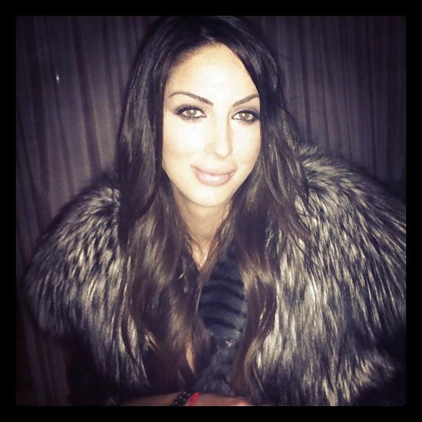 25P Amateur girls in fur