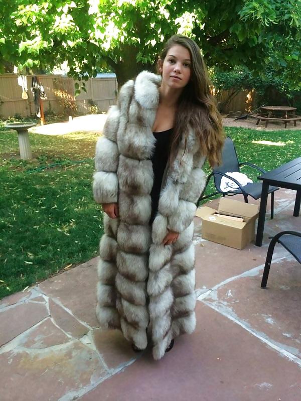 25P Amateur girls in fur
