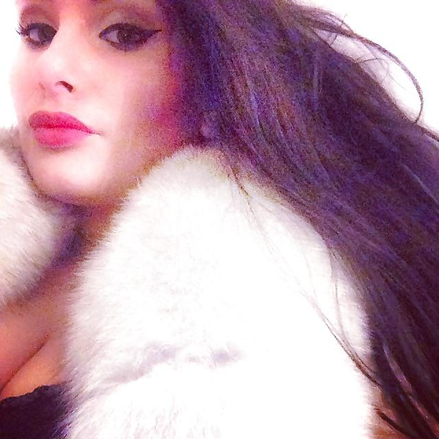 25P Amateur girls in fur