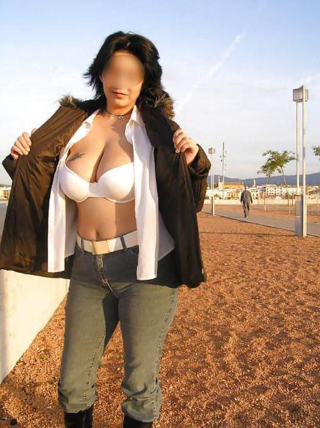 7P Brunette amateur discreetly showing her tits in public