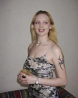 18P Blonde amateur Kim posing and masturbating