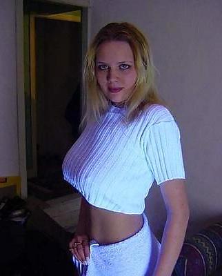 18P Blonde amateur Kim posing and masturbating