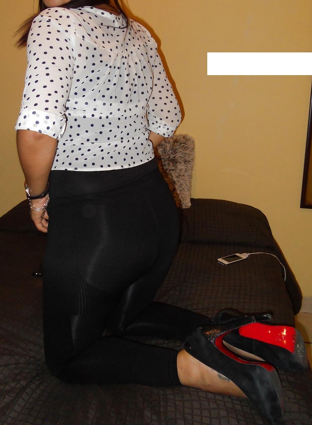 25P Amateur latina ass in spandex leggings