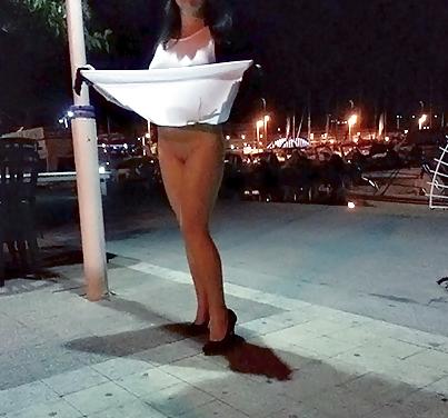 8P Exib sans culotte bord de mer. Amateur no panties in public