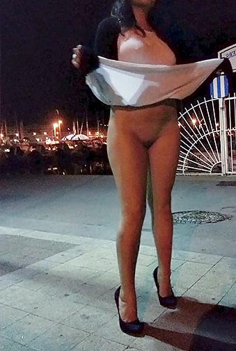 8P Exib sans culotte bord de mer. Amateur no panties in public