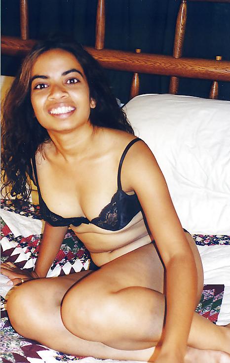 25P Hairy brunette amateur posing on her bed