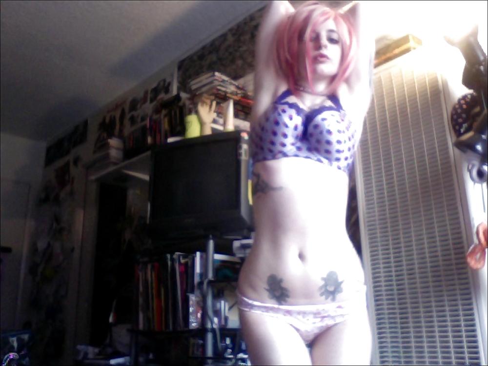 25P Sexy Tattooed Emo Amateur Posing