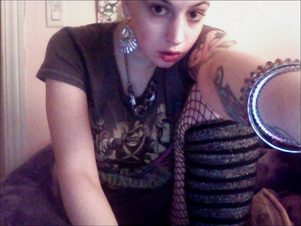 25P Sexy Tattooed Emo Amateur Posing