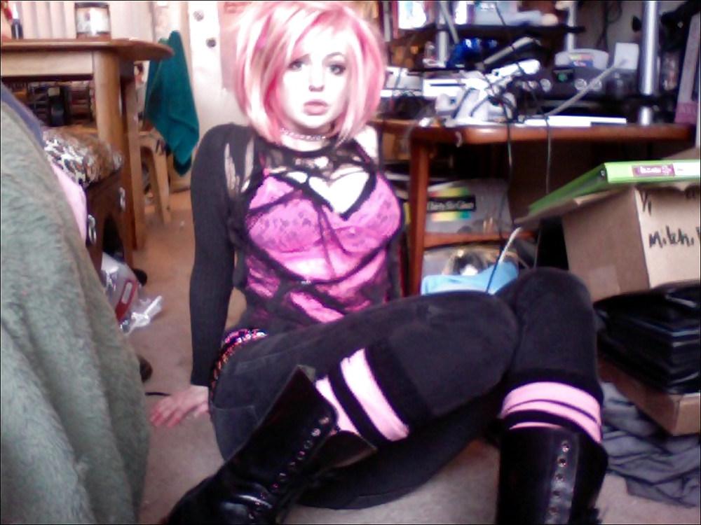 25P Sexy Tattooed Emo Amateur Posing
