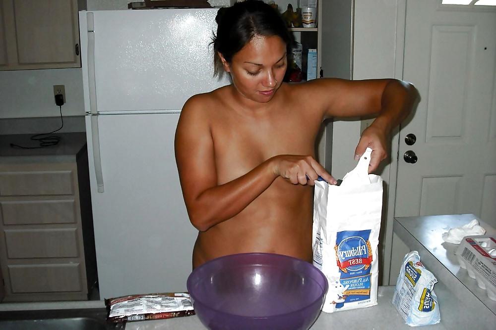 8P AMATEUR IN THE KITCHEN
