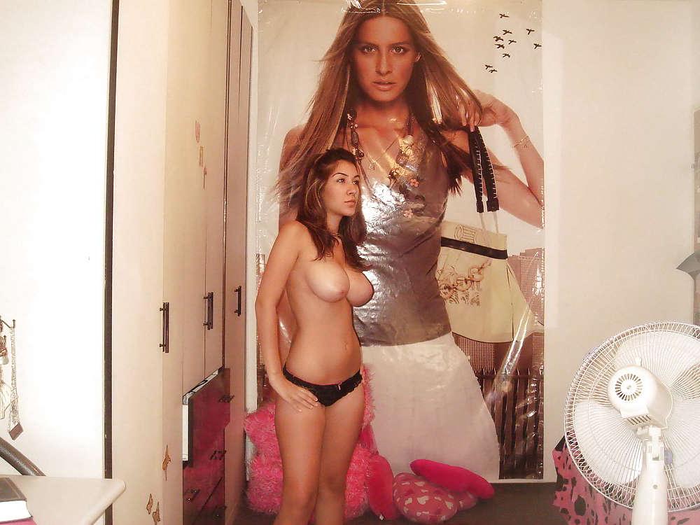 14P Brunette Amateur Posing - Great Body