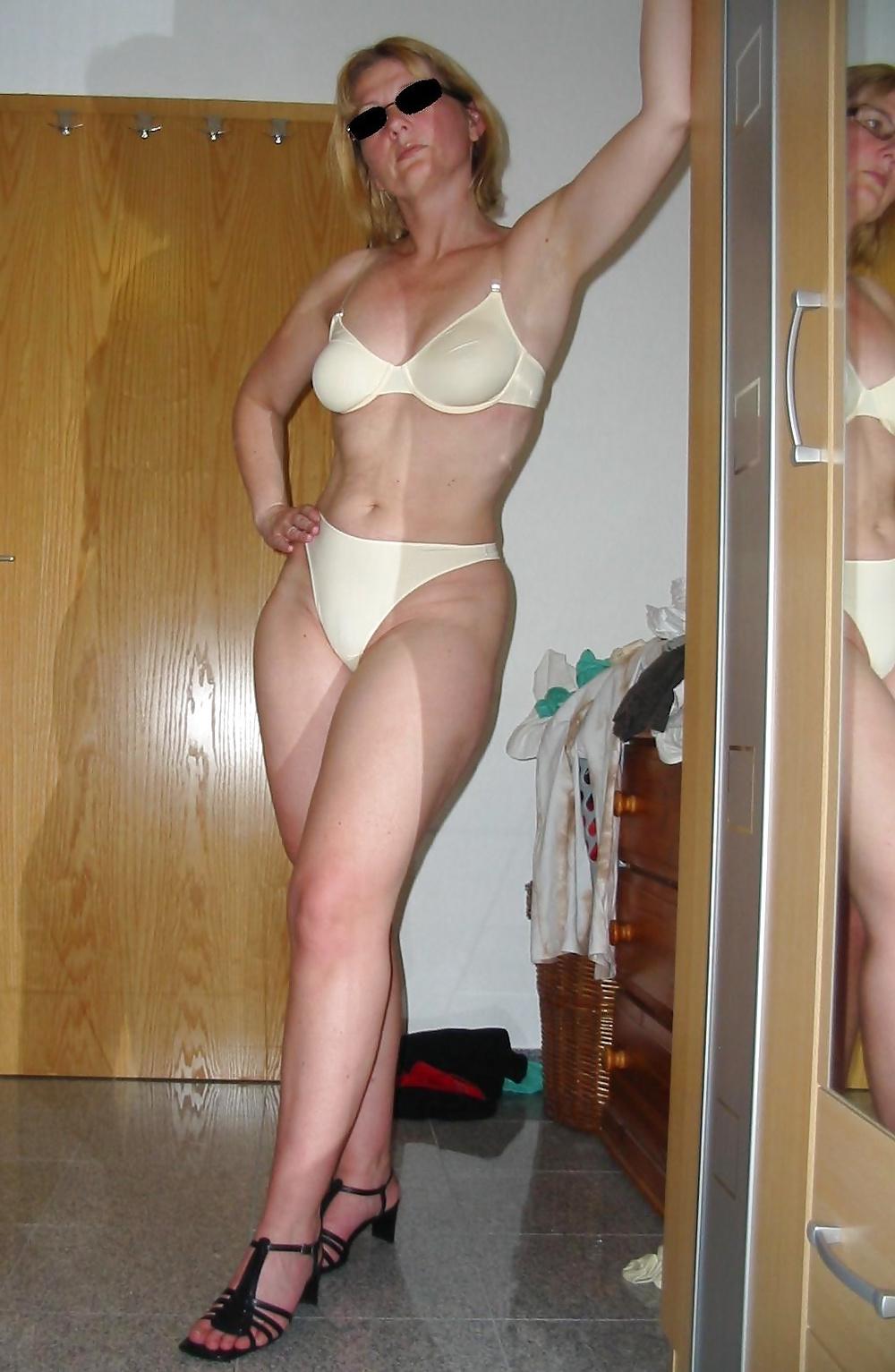 6P Hot amateur house wife posing 