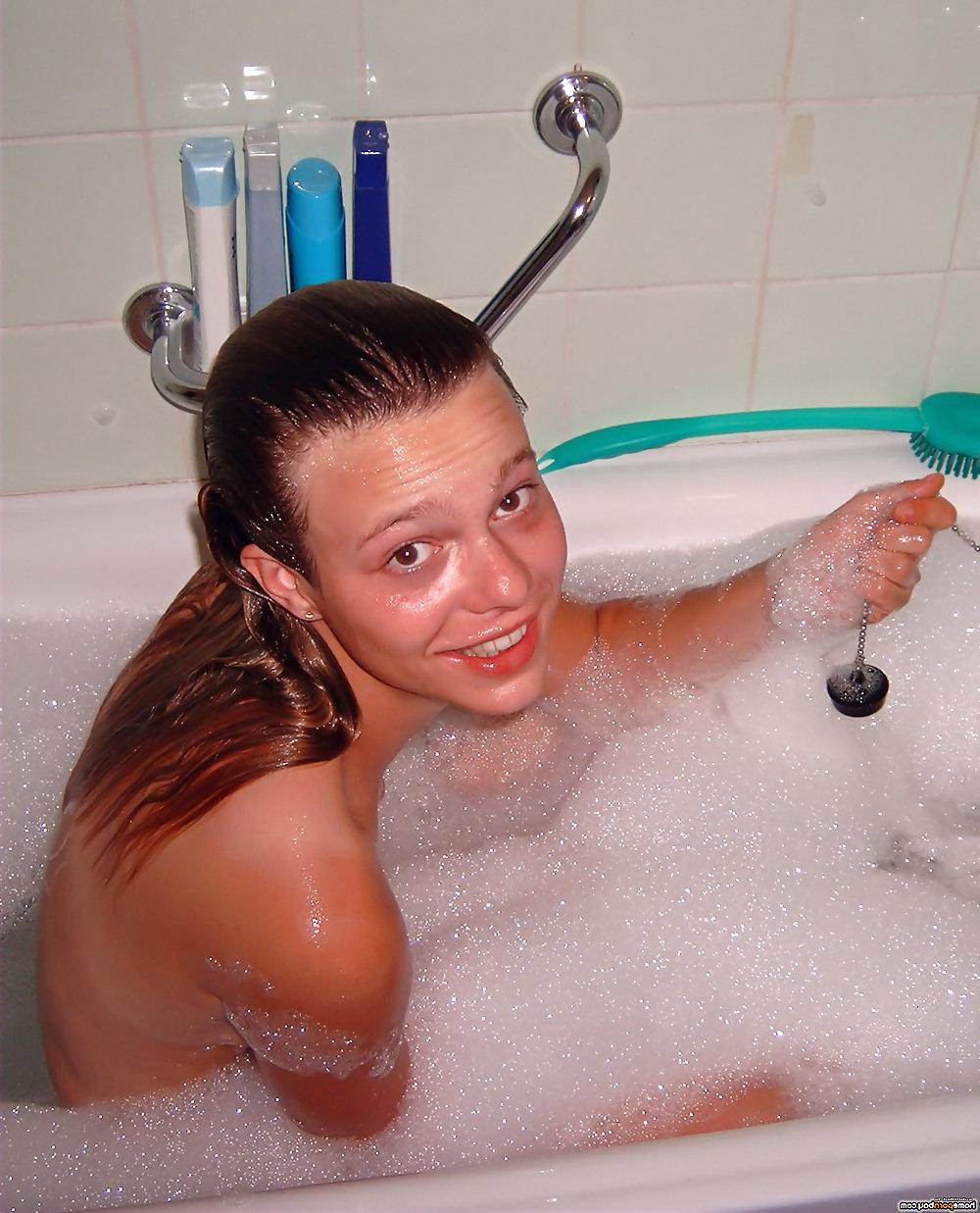 12P Amateur teen babe shaving in bathtub