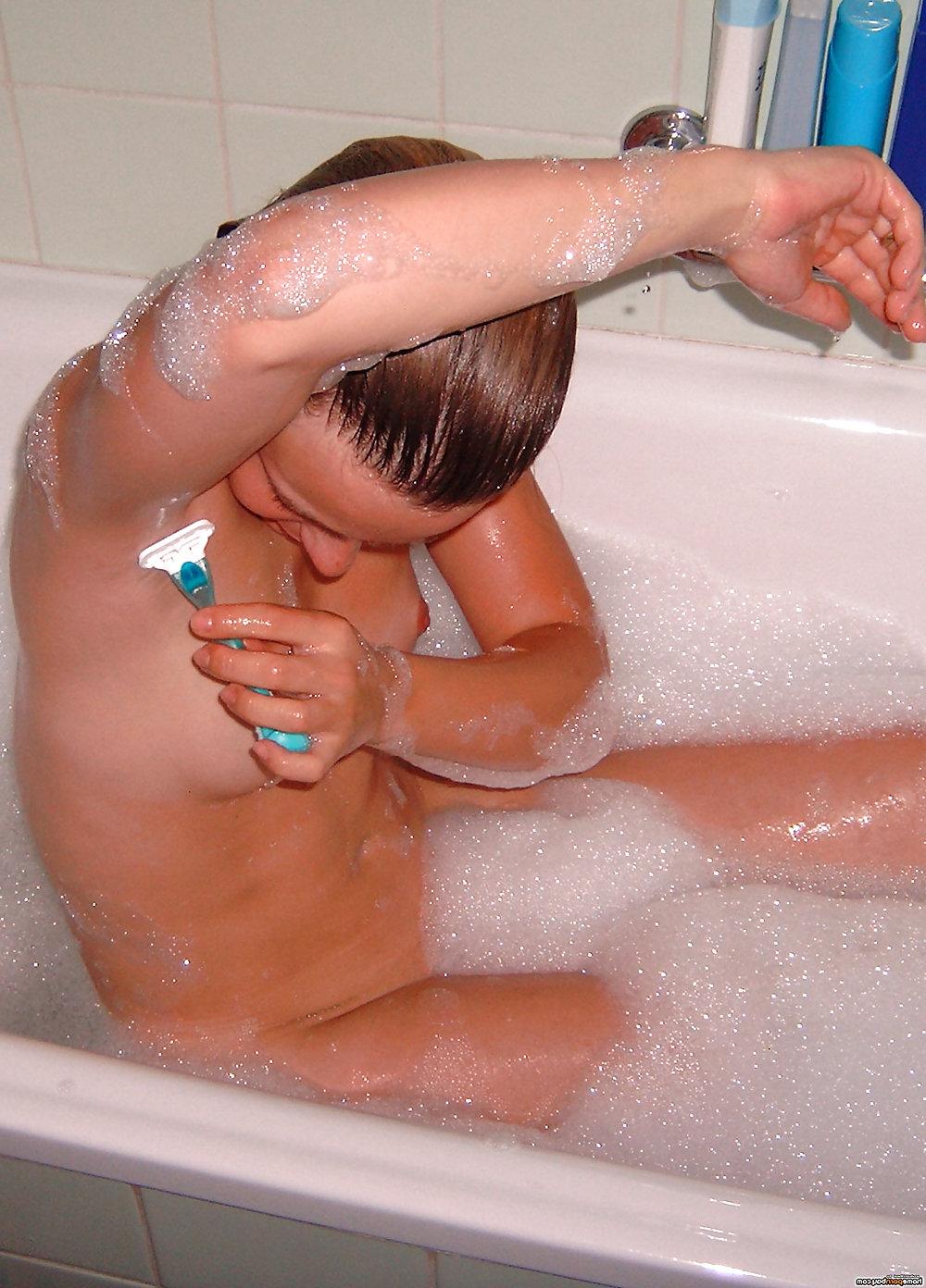 12P Amateur teen babe shaving in bathtub