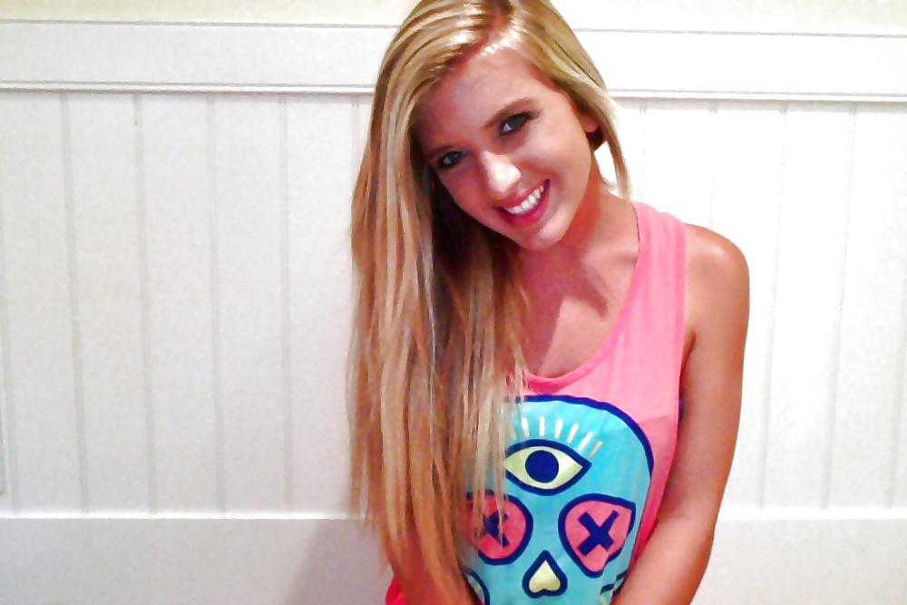 25P Pretty amateur teen blonde in sexy & naked pics
