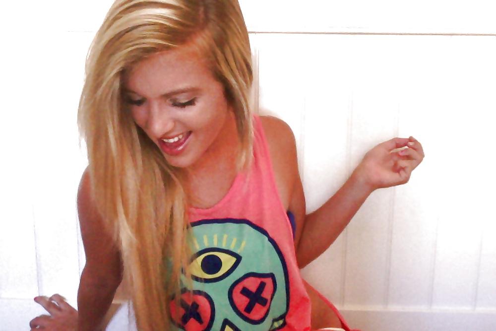 25P Pretty amateur teen blonde in sexy & naked pics