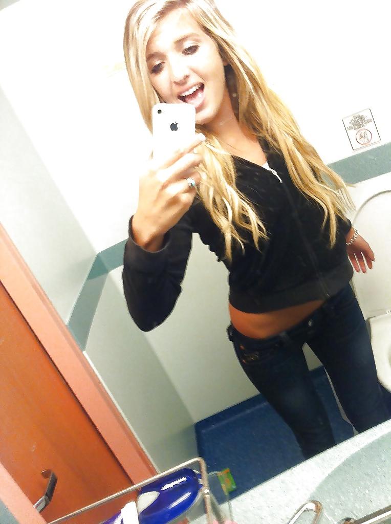 25P Pretty amateur teen blonde in sexy & naked pics