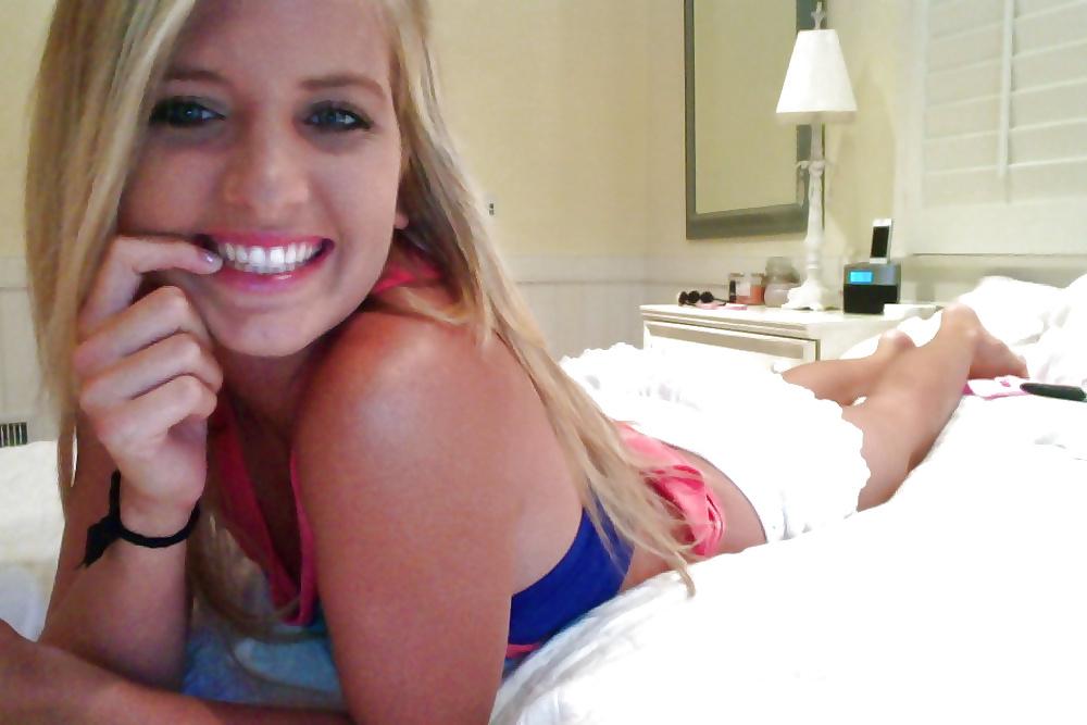 25P Pretty amateur teen blonde in sexy & naked pics