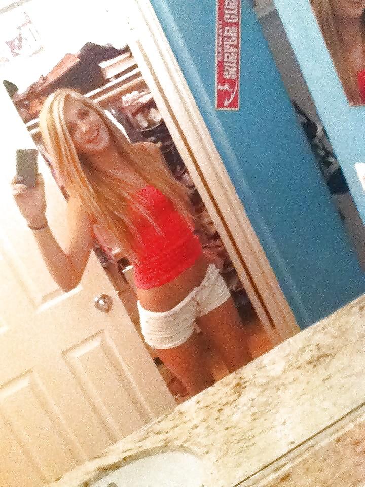 25P Pretty amateur teen blonde in sexy & naked pics