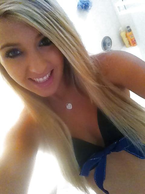 25P Pretty amateur teen blonde in sexy & naked pics