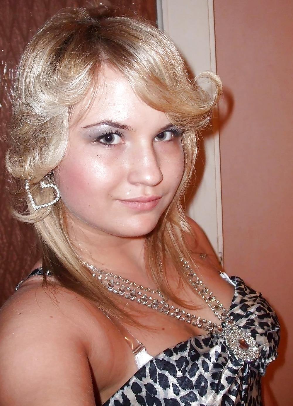 7P Amateur Blonde Teen Posing 1.