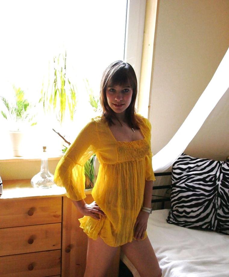 25P CINDY - AMATEUR IN YELLOW UNDIES