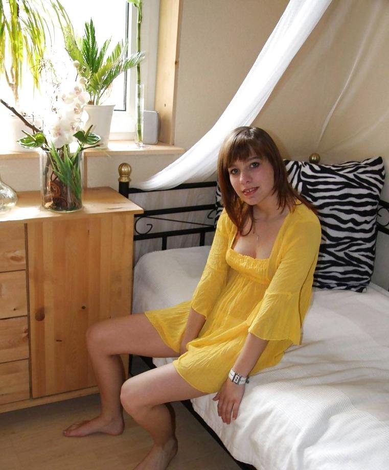 25P CINDY - AMATEUR IN YELLOW UNDIES