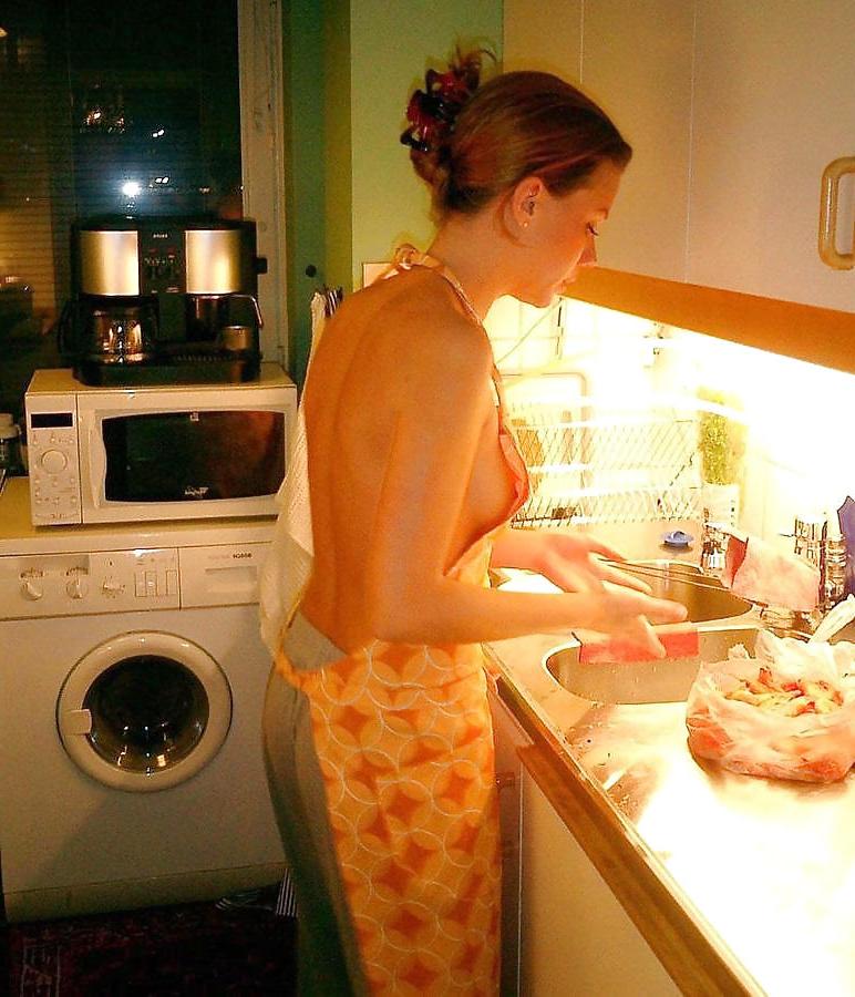 12P Naked amateur cooks in the kitchen,By Blondelover