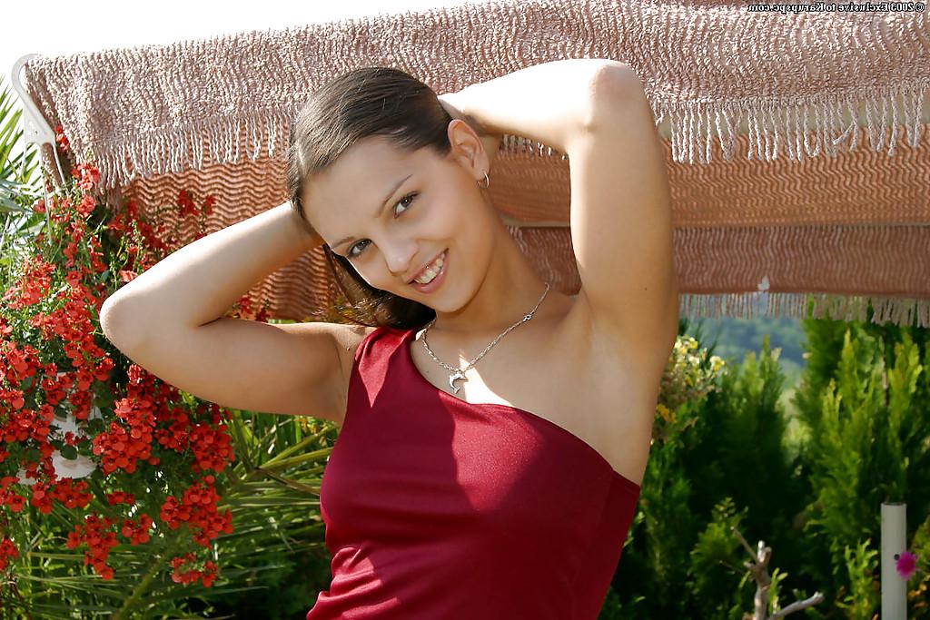 16P Stunning amateur brunette babe Eva is undressing in her backyard