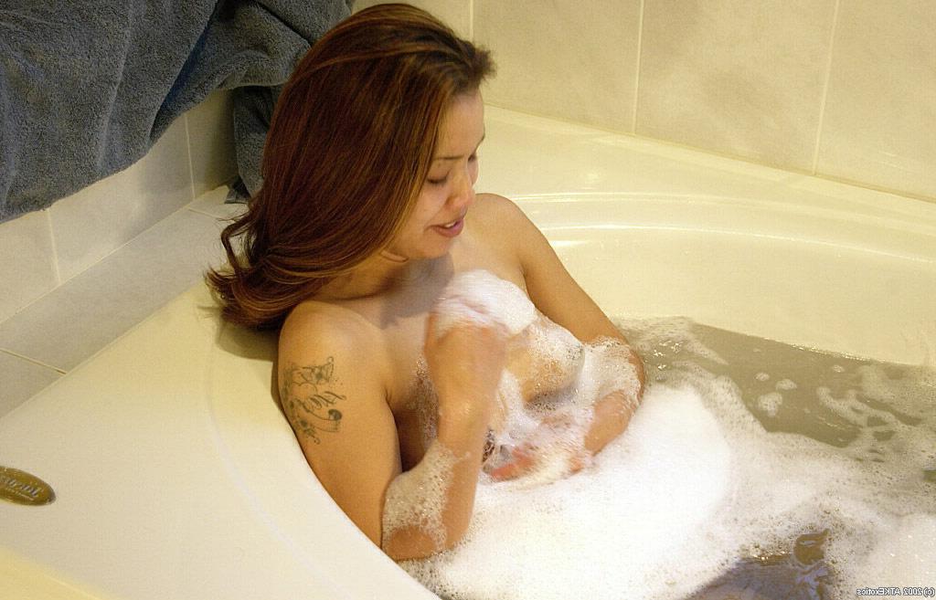 16P Asian amateur Nina displaying nice ass and bald cunt in and out of bathtub