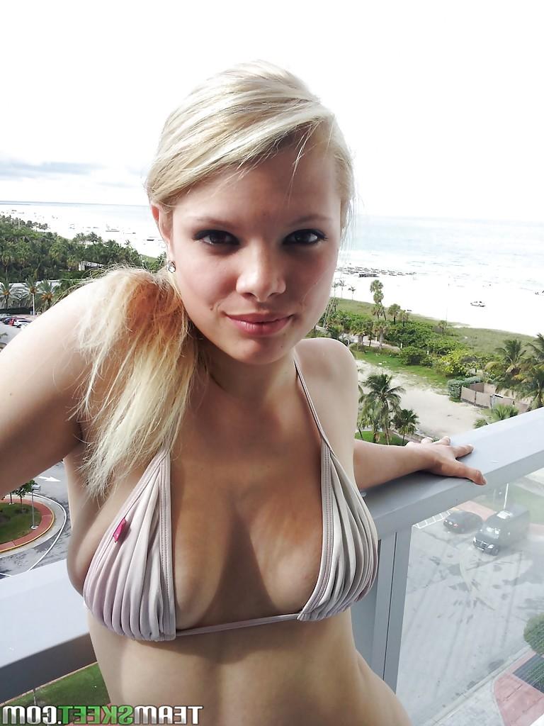 16P Foxy amateur in bikini revealing her big bosoms and lowering her panties