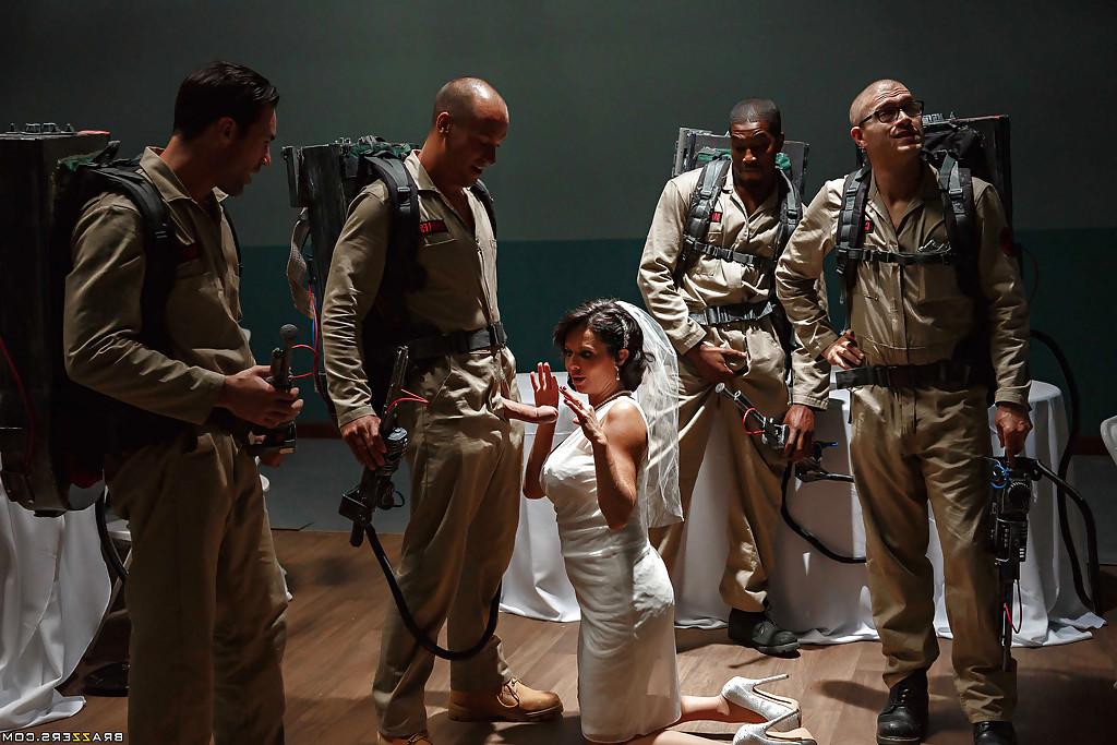 14P MILF pornstar Veronica Avluv taking interracial gangbang in wedding dress
