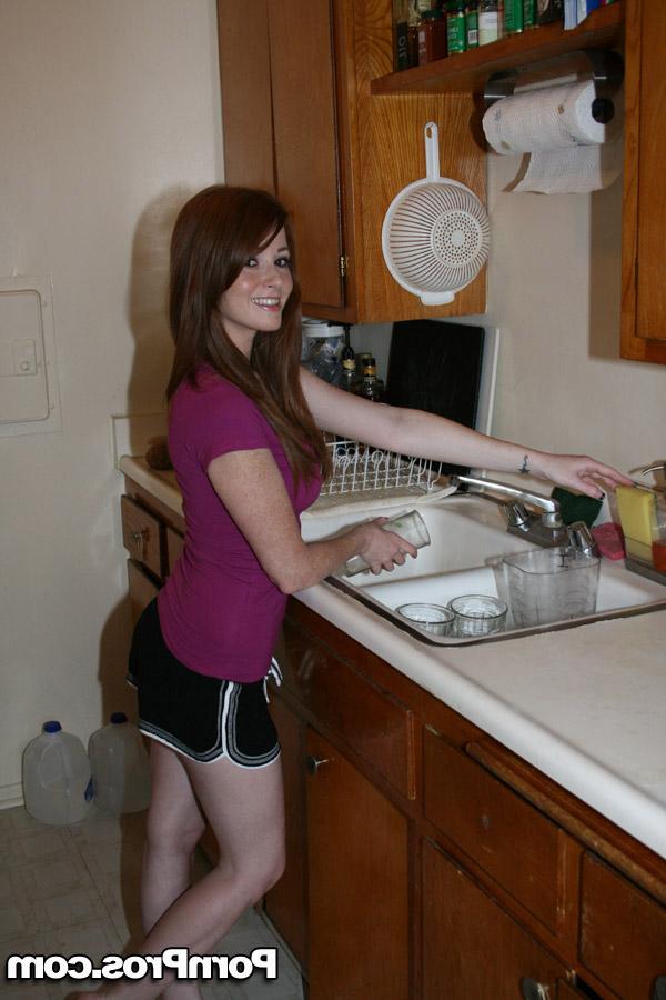 16P Hot girlfriend Nikki Rhodes shows her big tits in amateur photoshoot