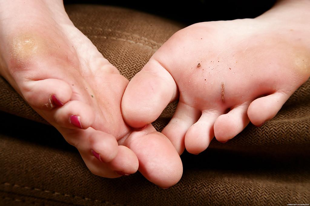 16P Latina amateur in glasses revealing her sexy soles and shaggy twat