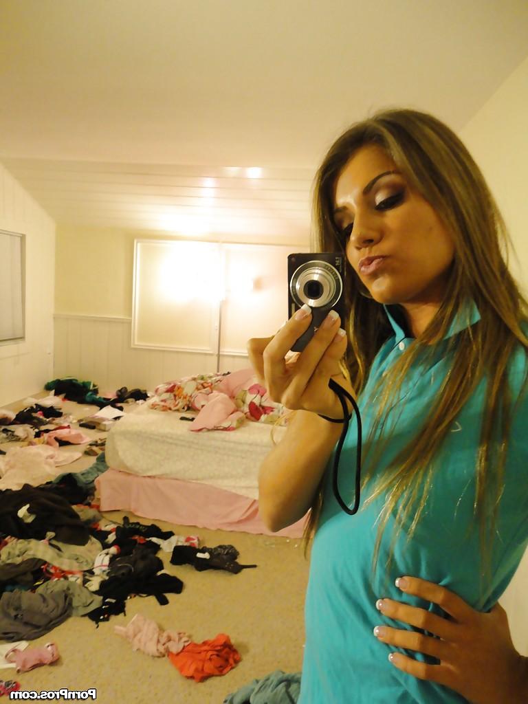 16P Amateur Bella Beyle strips to make some homemade shots in lingerie