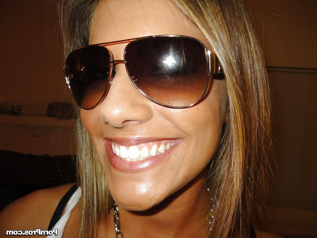 16P Amateur Bella Beyle strips to make some homemade shots in lingerie