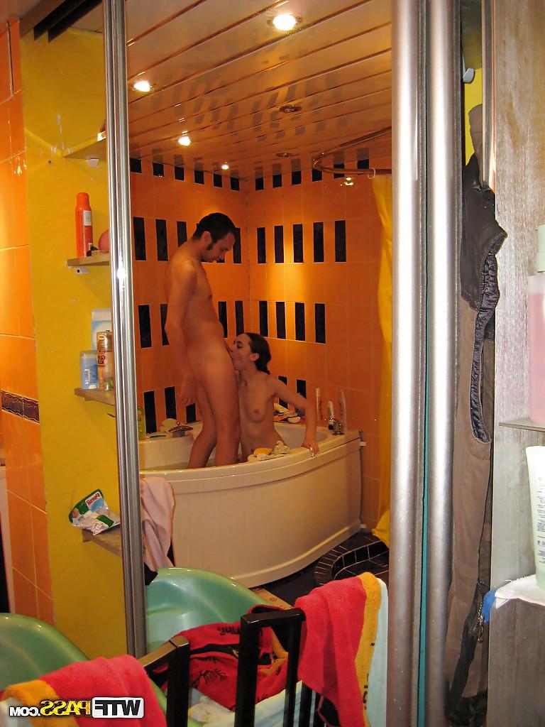 16P Sexy amateur gives a deepthroat and gets her toes licked in the bath