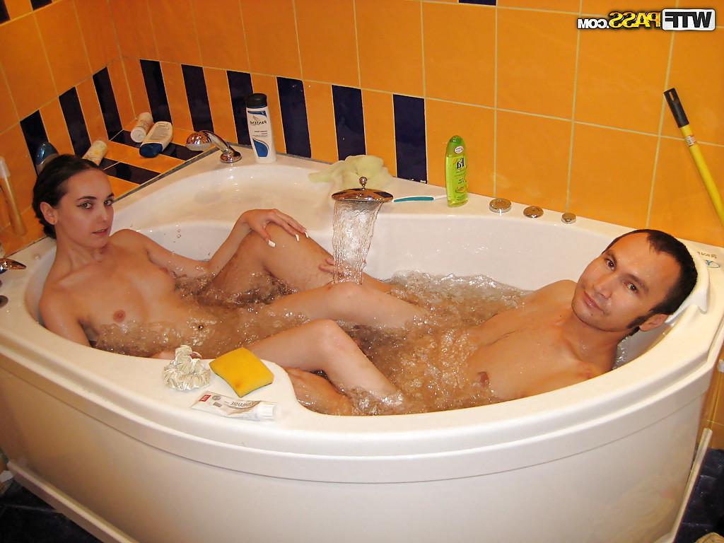 16P Sexy amateur gives a deepthroat and gets her toes licked in the bath