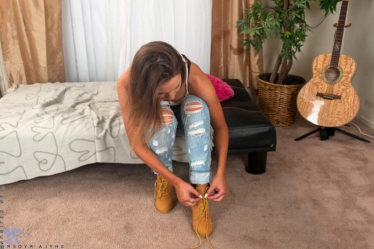 10P Sweet teen amateur Shyla Ryder sheds jeans & flaunts her lace panties in heels