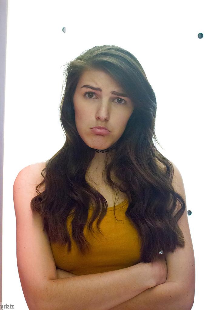 12P Amateur chick Murphy Ott posing for non nude pics in public