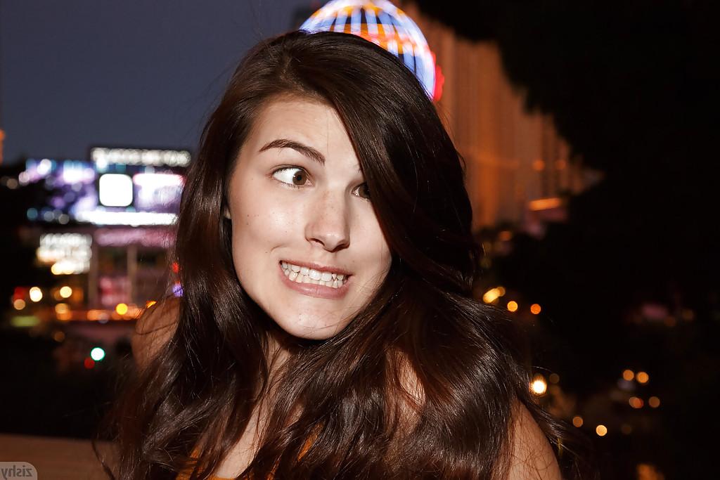 12P Amateur chick Murphy Ott posing for non nude pics in public