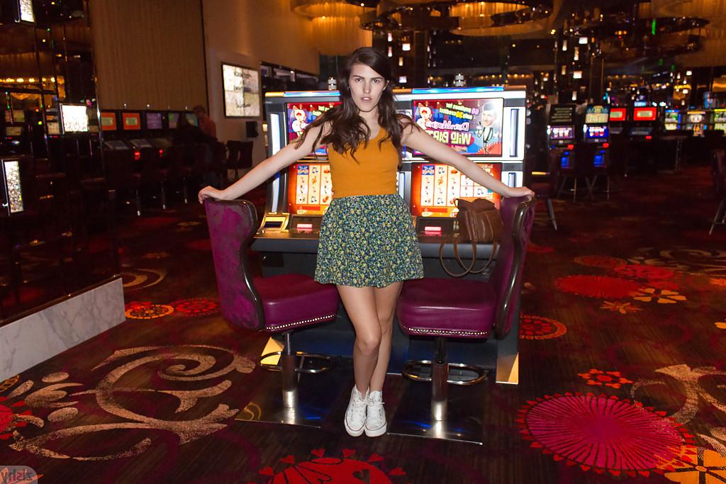 12P Amateur chick Murphy Ott posing for non nude pics in public