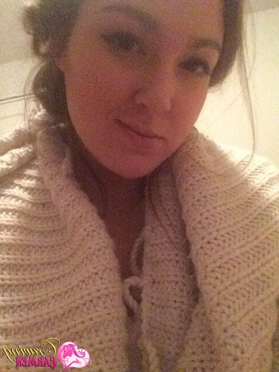 20P Craving Carmen gets naked and takes selfies in bed