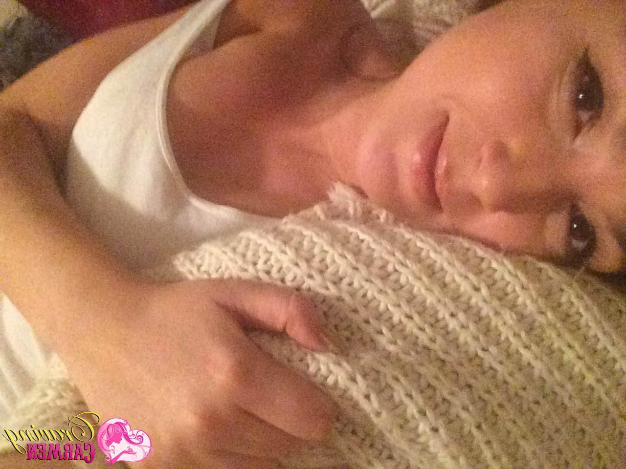 20P Craving Carmen gets naked and takes selfies in bed