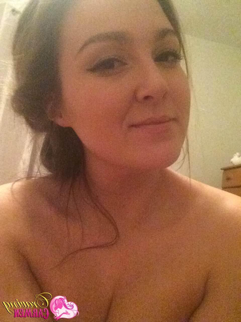 20P Craving Carmen gets naked and takes selfies in bed